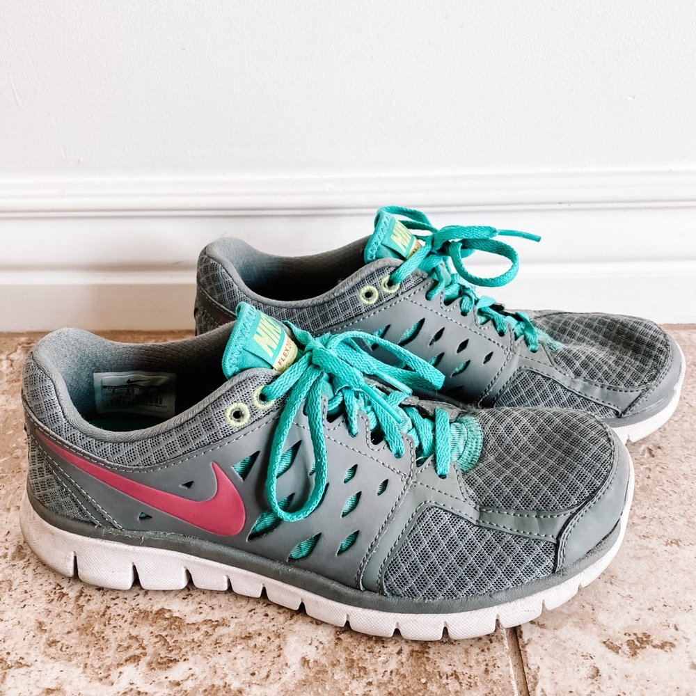 Nike running shoes size 8 grey/teal